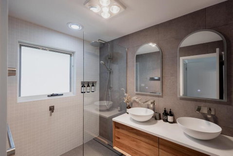 Modern Refurbished Unit In Charming Bellerive - NT Tourism 1