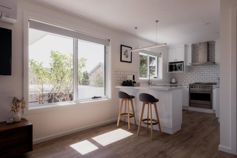 Modern Refurbished Unit In Charming Bellerive - NT Tourism 0