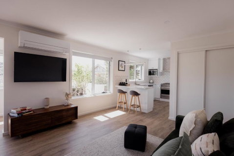 Modern Refurbished Unit In Charming Bellerive - NT Tourism 2
