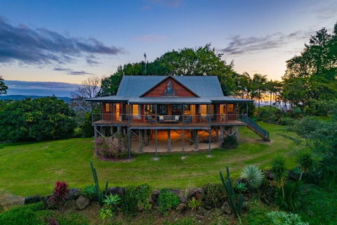 Mountain Retreat With Ocean Views And Fireplace - Accommodation NT 0