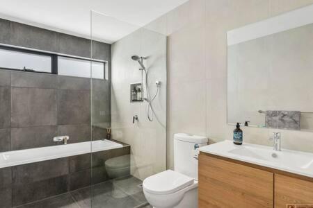 Mountain View Villa-close To Shops-10min To CBD - NT Tourism 1