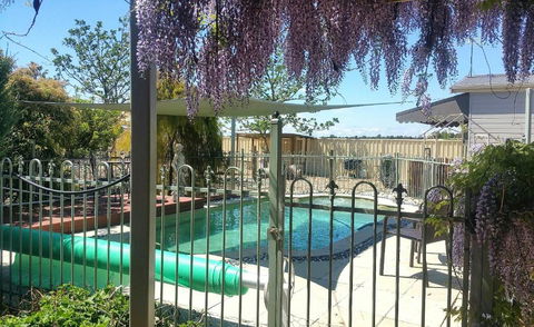 Must Love Dogs B&B & Self Contained Cottage - Accommodation NT 2