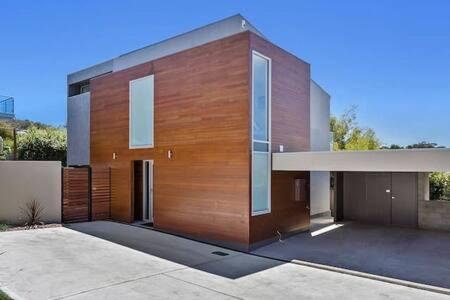 New Architect Designed Coastal Retreat-water Views - Accommodation NT 1