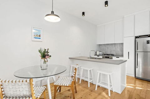 NEWLY RENOVATED LARGE 3.5 BDRM HOUSE! BEST OF MELB - Accommodation NT 2
