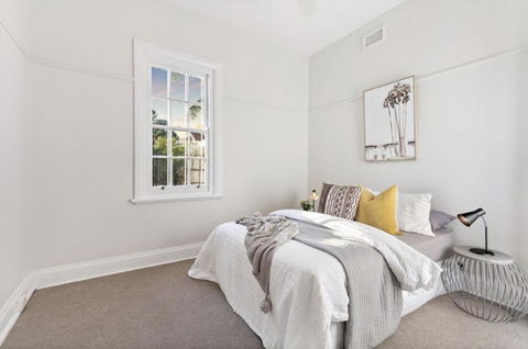 NEWLY RENOVATED LARGE 3.5 BDRM HOUSE! BEST OF MELB - Accommodation NT 3