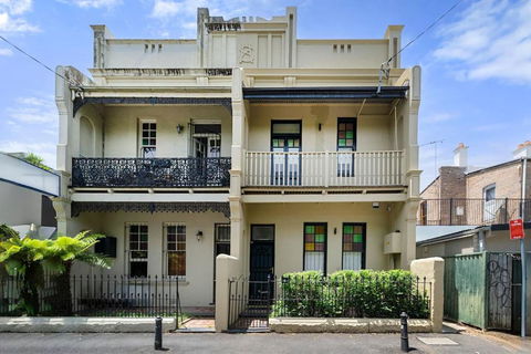 Newtown Nest - Chic Terrace Living Off King Street - Accommodation NT 3