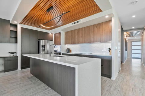 Ocean Escape - Majestic, Luxurious Canal Home - Accommodation NT 3