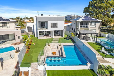Ocean Escape - Majestic, Luxurious Canal Home - Accommodation NT 2