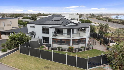Ocean Views And Vineyards By Wine Coast Holiday Rentals - Accommodation NT 0