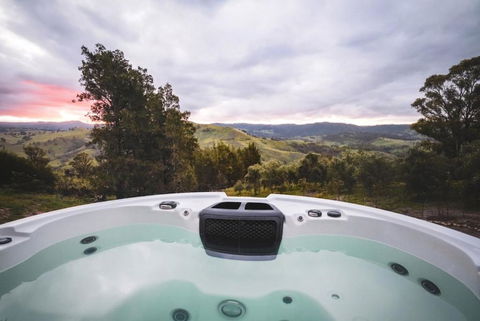 Olive Hill Spa, Views & Home Cinema - Accommodation NT 1
