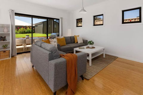 Oriana Grande- 5 Bdrm Sleeps 14 Beach View Wifi - NT Tourism 1