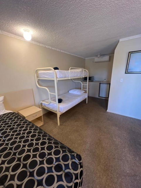 OVERLANDER MOTOR LODGE - Accommodation NT 3