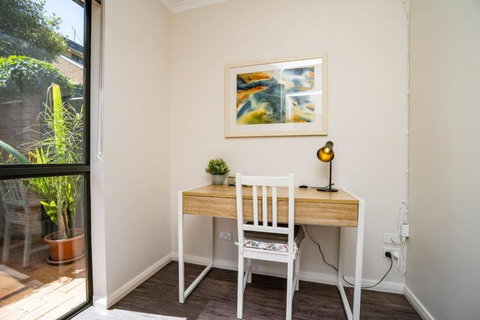Peaceful 1BR Home Near Canberra Hospital - Accommodation NT 1