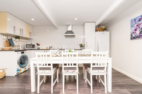 Peaceful 1BR Home Near Canberra Hospital - Accommodation NT 2