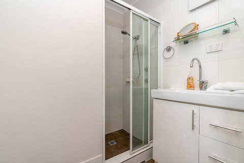 Peaceful 1BR Home Near Canberra Hospital - Accommodation NT 3