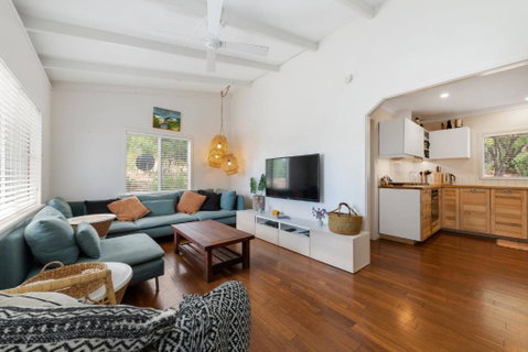 Peaceful And Renovated Original Beach House With Sweeping Views Of Gracetown - Accommodation NT 3