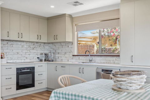 Panoramic Scenic Views Of Preston Beach - Delightful Family Holiday Home - NT Tourism 3