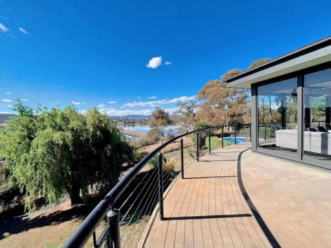 Peaceful House With Great Ocean & Mountain View - Accommodation NT 3