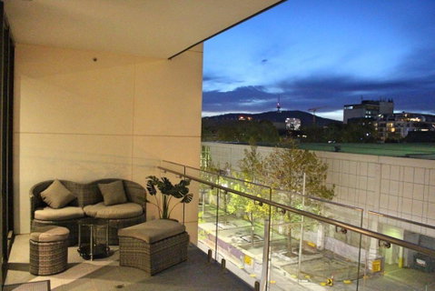 Perfectly Located Modern Apartment - Canberra CBD - NT Tourism 0