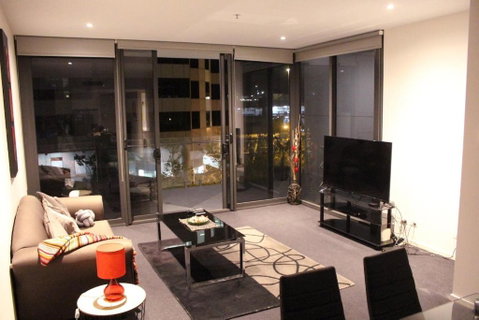 Perfectly Located Modern Apartment - Canberra CBD - NT Tourism 1