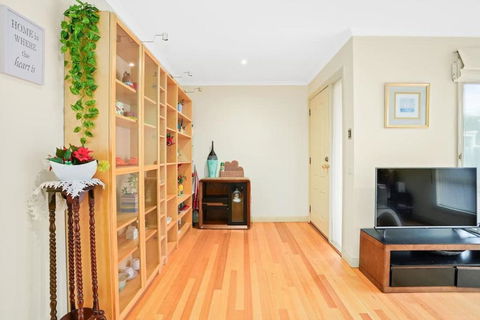 Perfectly Located Townhouse In Heart Of Ringwood - Accommodation NT 3