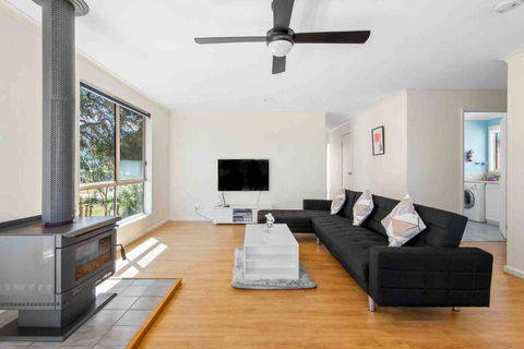 Picturesque Lakeside Getaway: Views, Beach, Park - NT Tourism 2