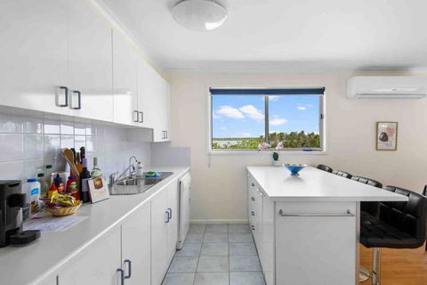 Picturesque Lakeside Getaway: Views, Beach, Park - NT Tourism 0