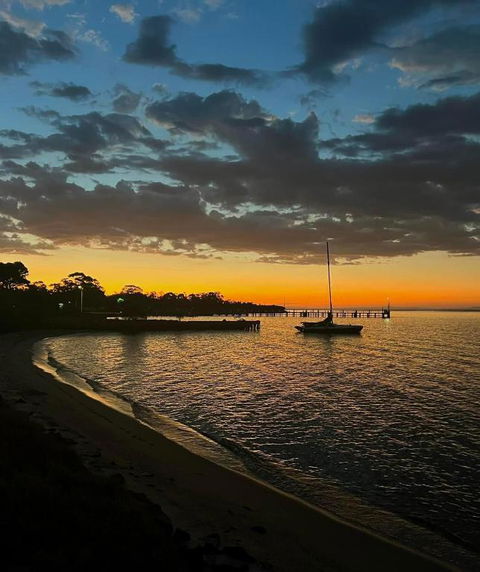 Picturesque Lakeside Getaway: Views, Beach, Park - NT Tourism 1