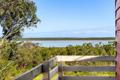 Picturesque Lakeside Getaway: Views, Beach, Park - NT Tourism 3