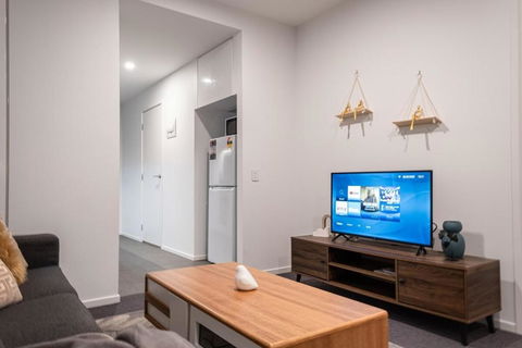Pleasant &bright 2br2ba Apt Footscray Pool - Accommodation NT 2