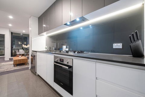 Pleasant &bright 2br2ba Apt Footscray Pool - Accommodation NT 3