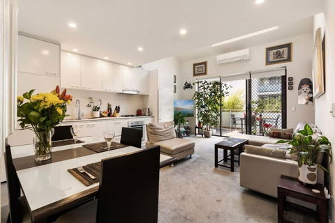 Poolside Apartment Opposite Redfern Park - Accommodation NT 0