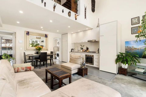 Poolside Apartment Opposite Redfern Park - Accommodation NT 1