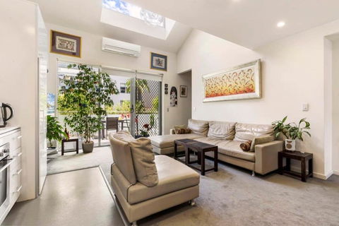 Poolside Apartment Opposite Redfern Park - Accommodation NT 3