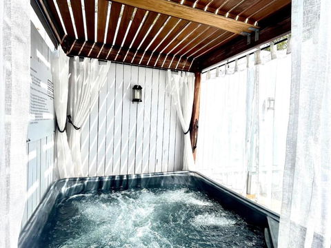 Private Outdoor Spa, Fire Pit - THE RETREAT COOLUM BEACH - Accommodation NT 3