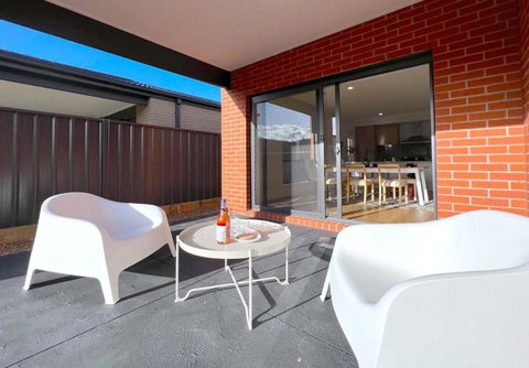 Pride Pakenham Parkfront Home - Accommodation NT 2
