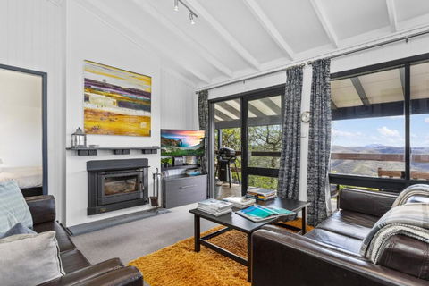 Pristine Mountain Retreat With Expansive Views - Accommodation NT 0