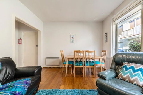 Quaint & Homey Ripponlea Flat - Accommodation NT 2