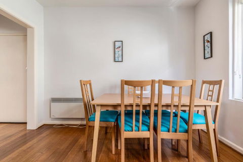 Quaint & Homey Ripponlea Flat - Accommodation NT 3