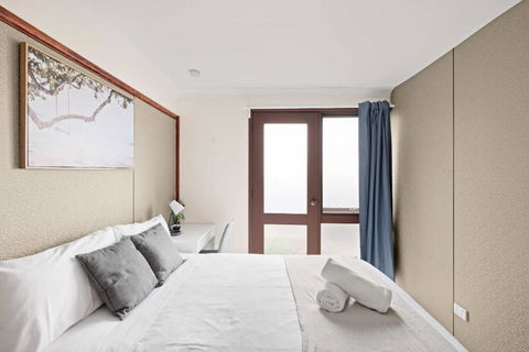 Quaint Double Room - Private Spot At Milperra - Shared Bathroom - Accommodation NT 2