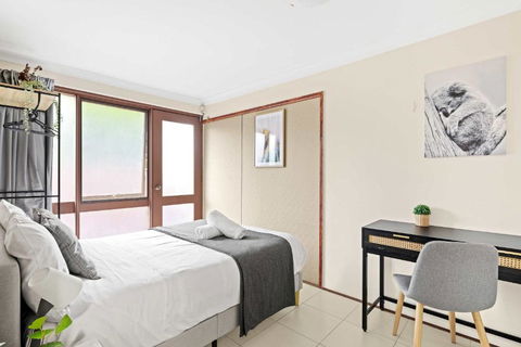 Quaint Double Room - Private Spot At Milperra - Shared Bathroom - Accommodation NT 3