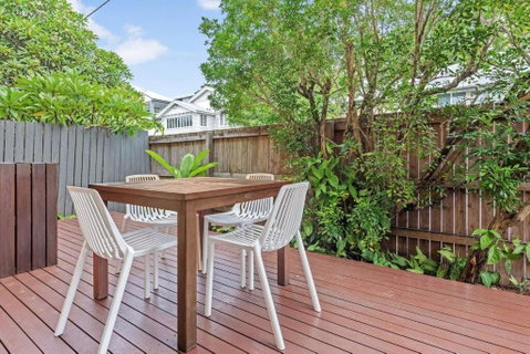 Quiet & Bright Art Deco Apartment By New Farm Park - Accommodation NT 1