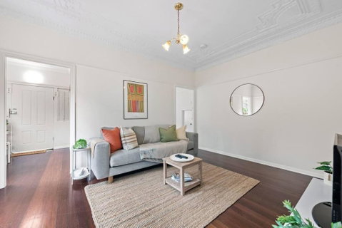 Quiet & Bright Art Deco Apartment By New Farm Park - Accommodation NT 2
