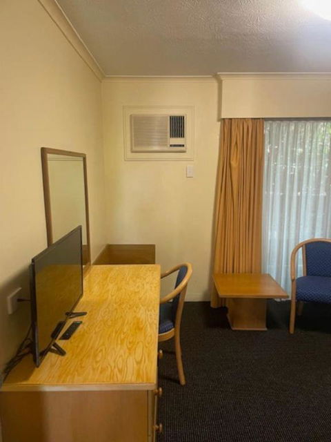 Quiet Unit In Leafy Hotel - Accommodation NT 3