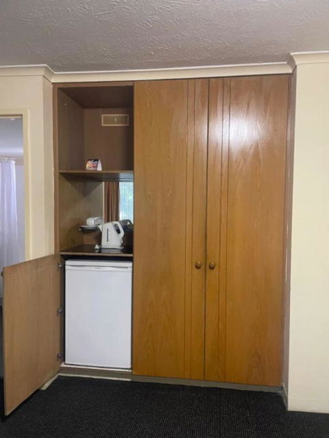 Quiet Unit In Leafy Hotel - Accommodation NT 1