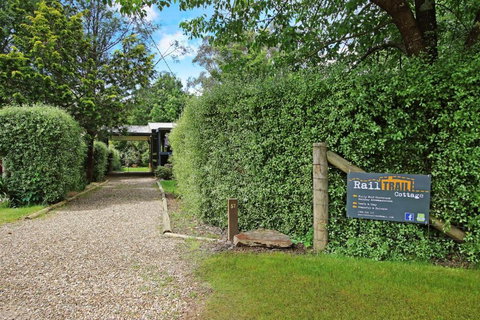 Rail Trail Cottage - Bright - Accommodation NT 1