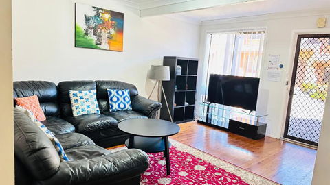 Quiet Family Townhouse In Wollongong CBD - Accommodation NT 1