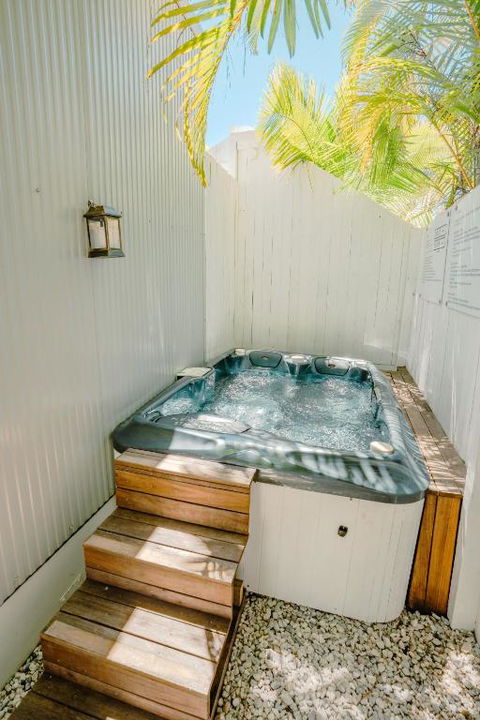 Private Outdoor Spa, Fire Pit, Cinema Room - THE COTTAGE COOLUM BEACH - Accommodation NT 0