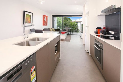 Back Of The Block Bulimba - Executive 3BR Bulimba Apartment With Leafy Outlook - Accommodation NT 2