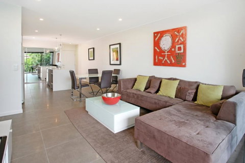 Back Of The Block Bulimba - Executive 3BR Bulimba Apartment With Leafy Outlook - Accommodation NT 1